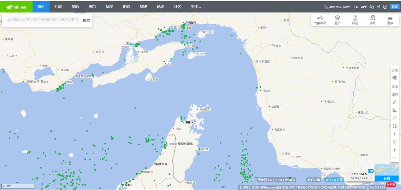 这是当地时间今日早上5点16分左右，实时的航运追踪图，在霍尔木兹海峡一带代表船只