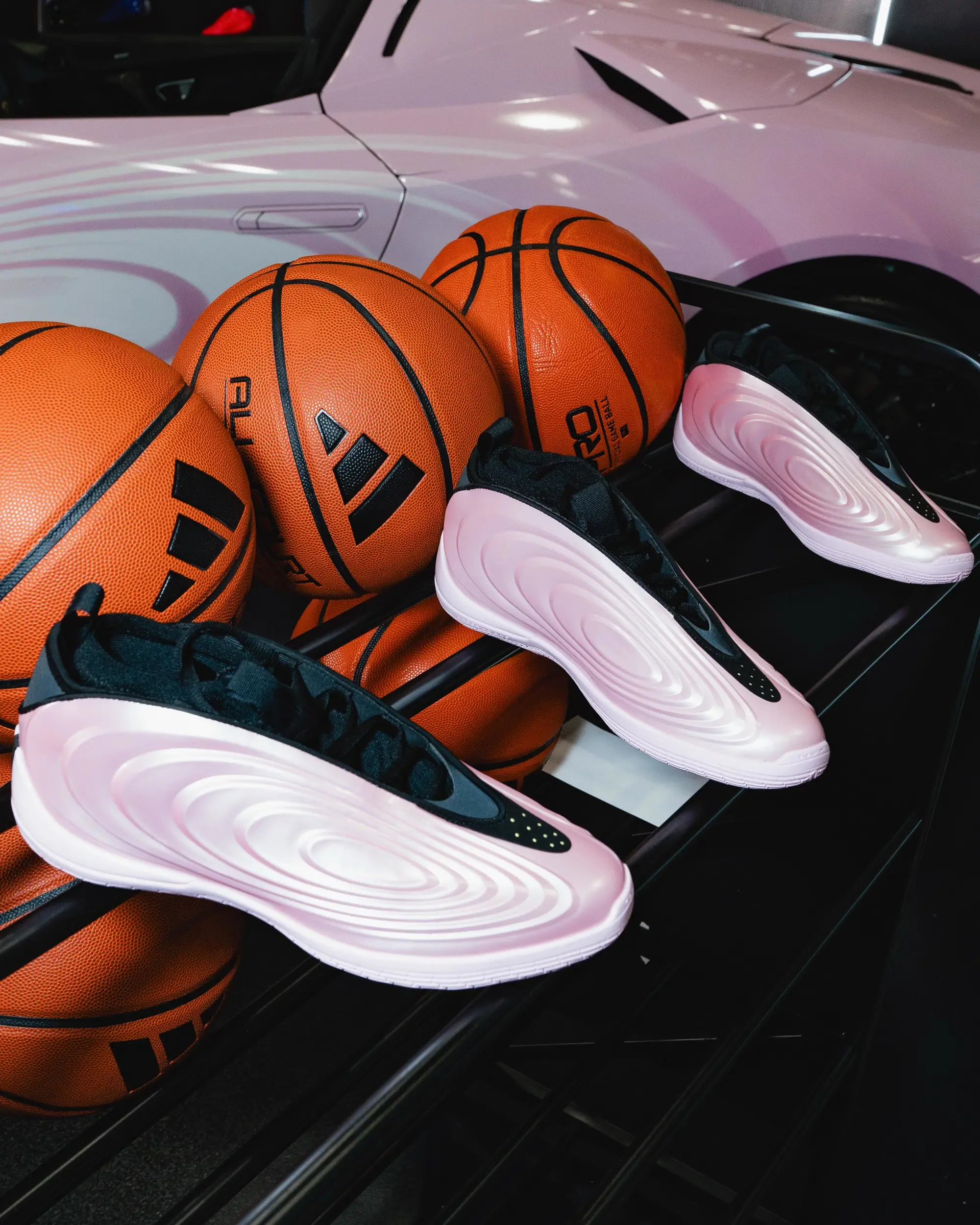 帅爆了adidas展示出了为哈登打造的定制粉色涂装飓风EVO敞篷跑车，涂装灵感来