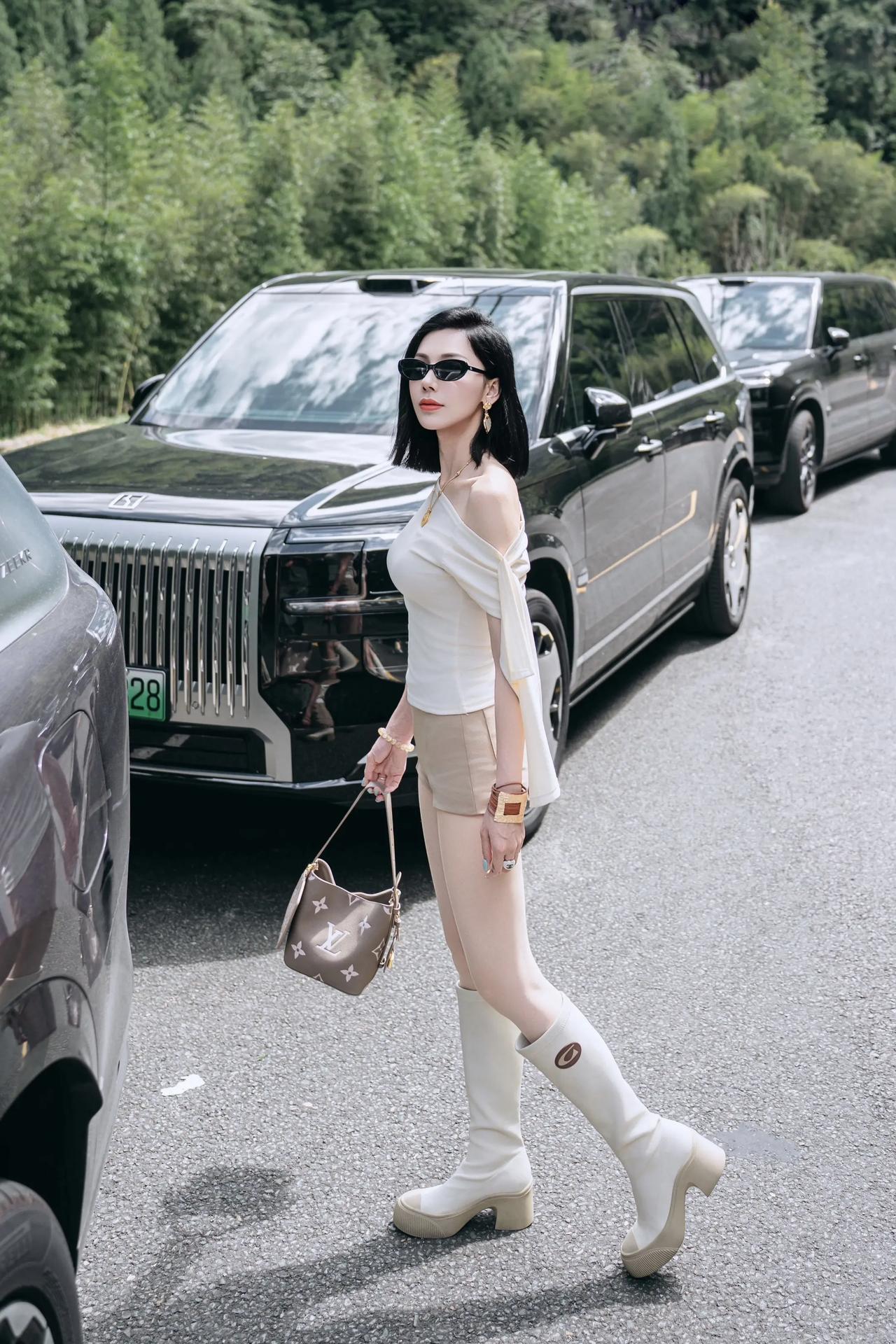 不做标准答案中的中年女生
山林将世俗的喧嚣阻隔在墙外🍃
拒绝活成被既定的模样