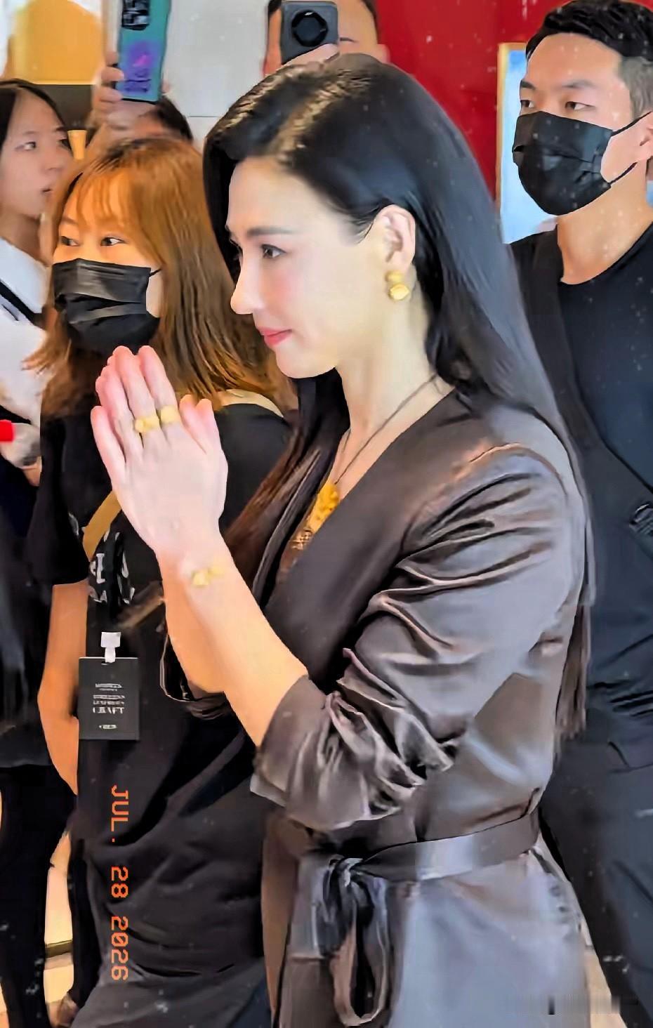 朋友私下见过张柏芝，
她说大家都被骗了，张柏芝真人根本不长电视里那样，而且她还说