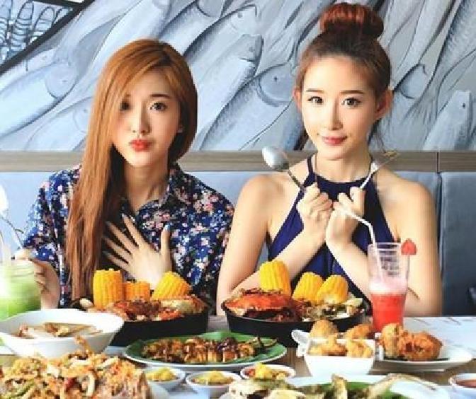 多年风波，命运无常。
村口的韩二哥，年轻时因换女友引发争议。他不惜抛弃初恋，结果