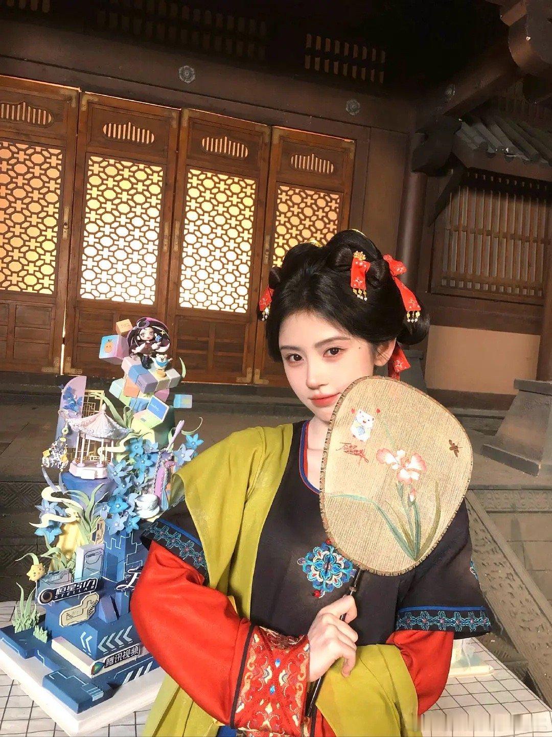 鞠婧祎端午节营业图，好可爱 