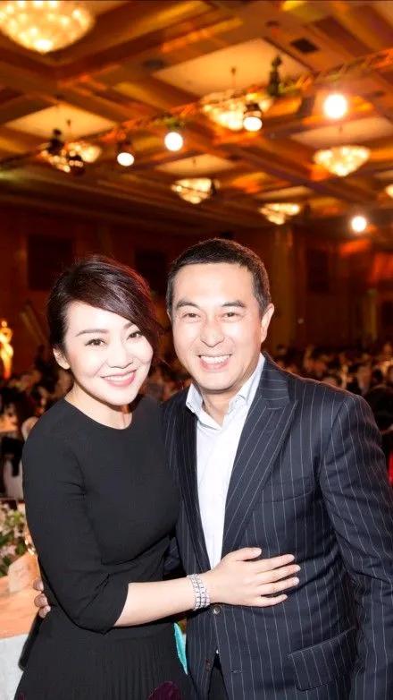 张嘉益携手闫妮，红毯上再现经典搭档风采。两人默契十足，共赴荣耀时刻，不仅彰显深厚