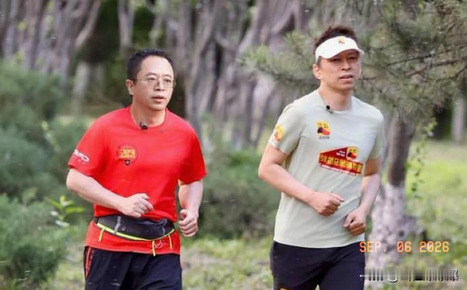 两位互联网大佬，
加起来年龄都有120了，
目前都是单身状态，一个不婚主义，一个