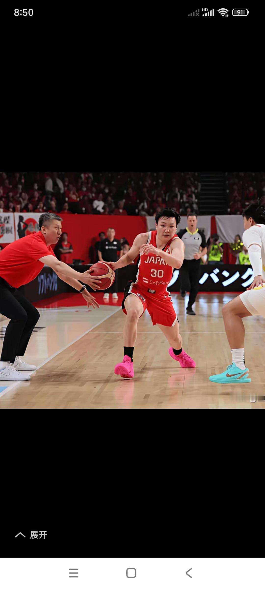 知道中国男篮为什么把小日本鬼子给打败的吗？

因为中国男篮除了5名在场上队员，还