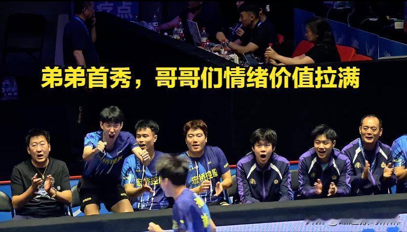 今天也是魏桥吉祥三宝不想加班的一天！弟弟首秀，哥哥们情绪价值必须拉满！[偷笑]