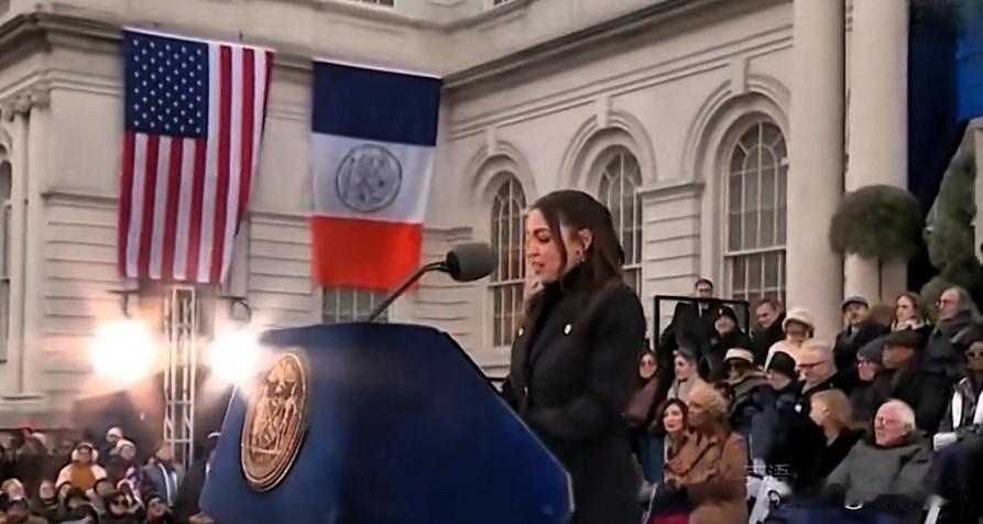 纽约新任市长佐兰·马姆达尼就职典礼上，众议员亚历山德里娅·奥卡西奥-科尔特兹发表