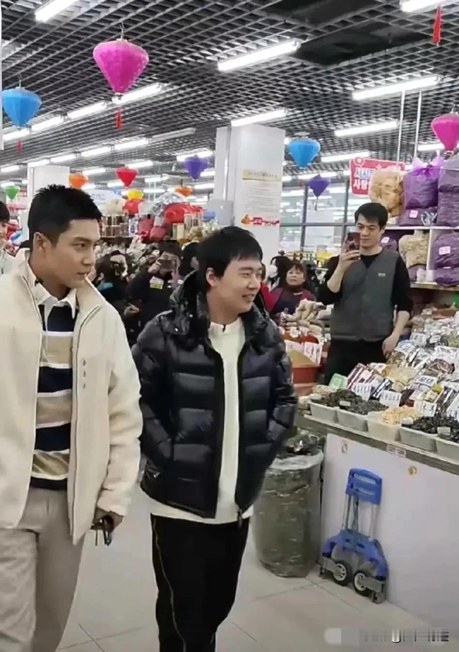 韩东君官方身高182，那你能猜出旁边的郭麒麟多高吗？
郭麒麟额官方身高是170，