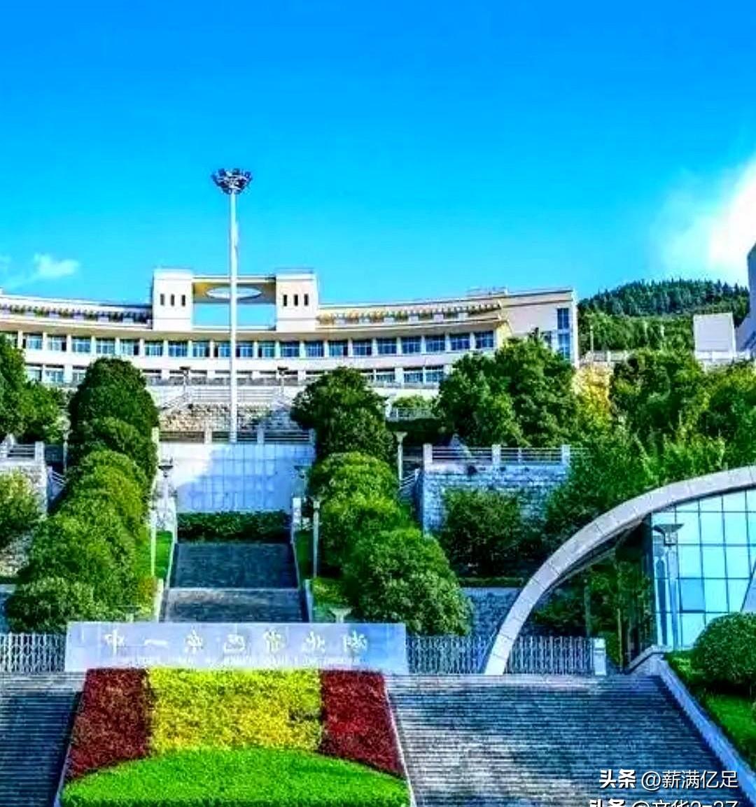 一张喜报，把巴东一中的名字又推到了前台。
2026届里，物理类高三9班，向贤朝6