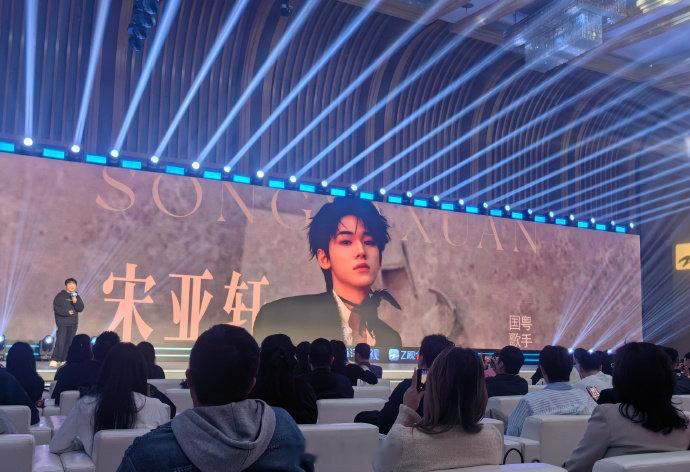 宋亚轩新综国粤无双国粤无双常驻宋亚轩音综王者归来！常驻《国粤无双》，国粤双语舞台