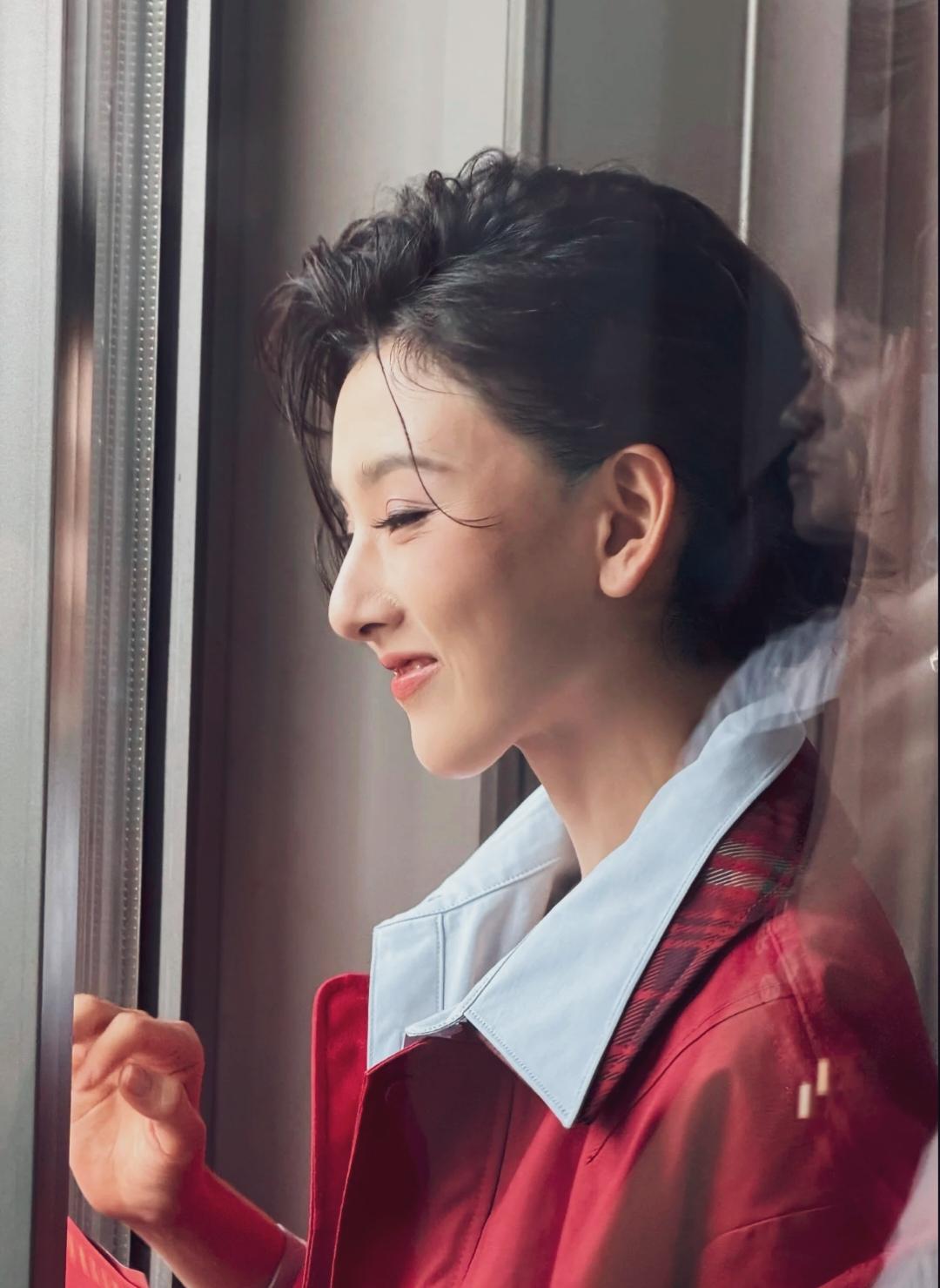宋祖儿侧脸看鼻子有点鹰钩鼻，没有正脸好看！