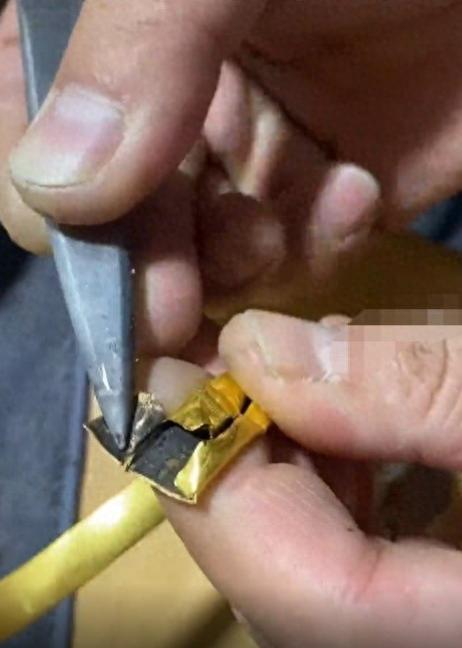 太缺德了！云南一女子嫌金手镯戴久了款式老，便拿到金店重新打制。谁知师傅一剪子剪开