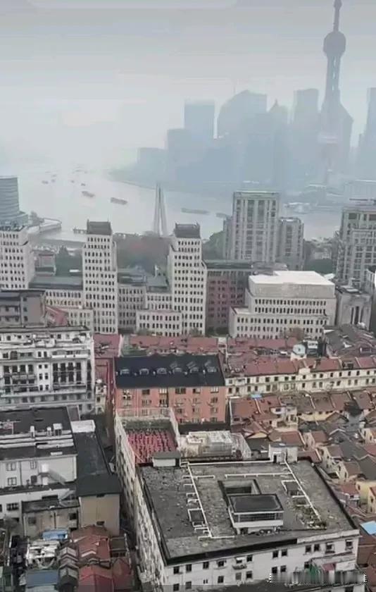 在许多大城市，可谓寸金寸土。学生们在有限的地方锻炼身体。祝福祖国的孩子们明天更美
