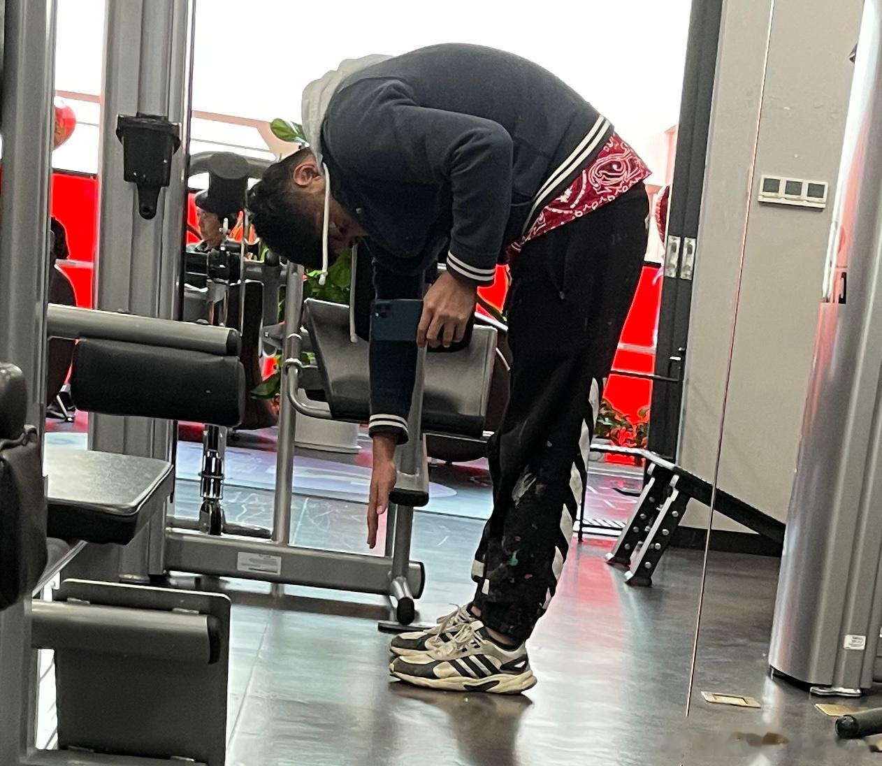 体前屈摸不到地，会不会是我腿太长？[doge] ​​​