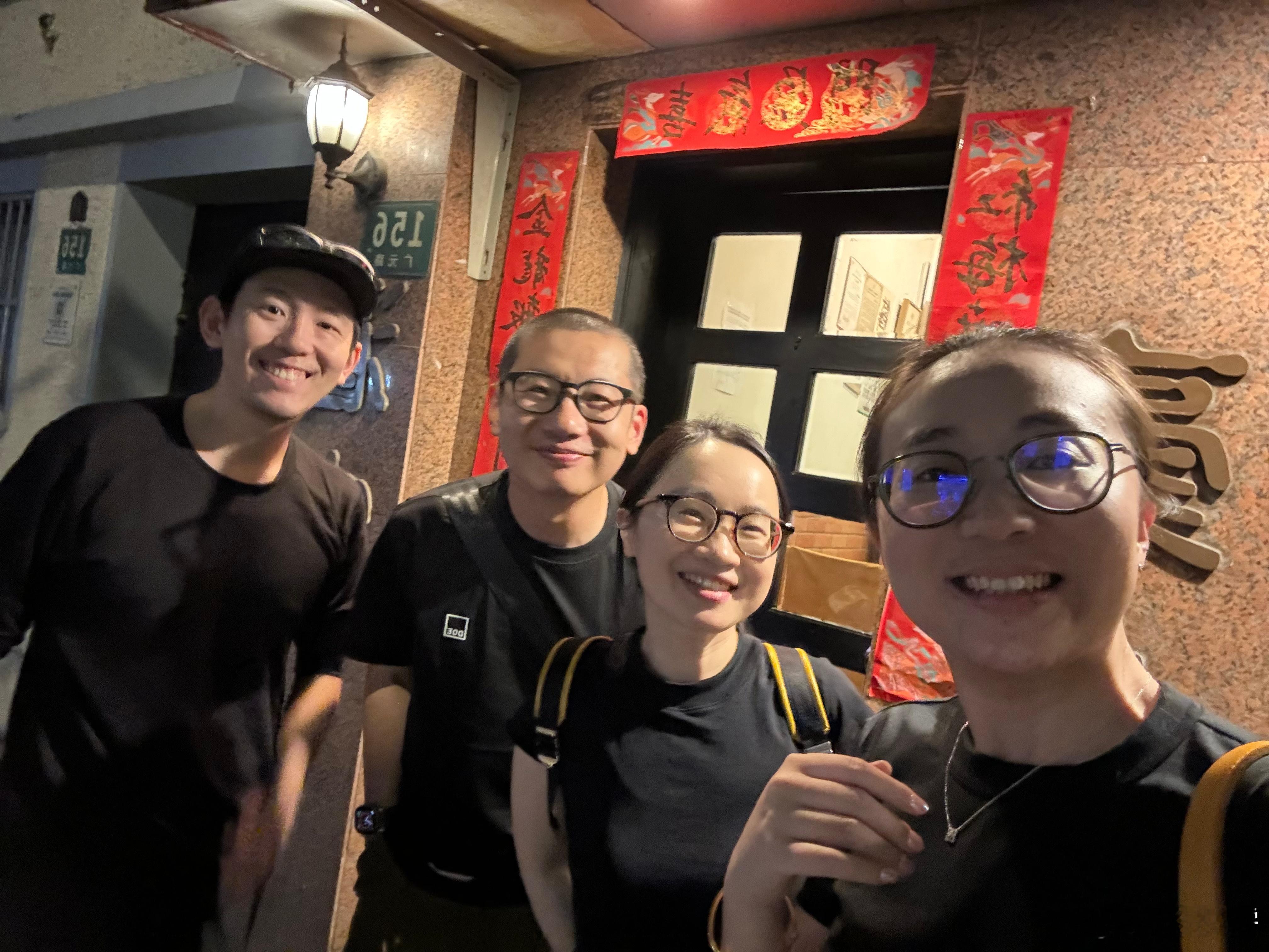 经常一起玩的朋友长相或性格也会越来越像。结论：谨慎选择朋友。 ​​​