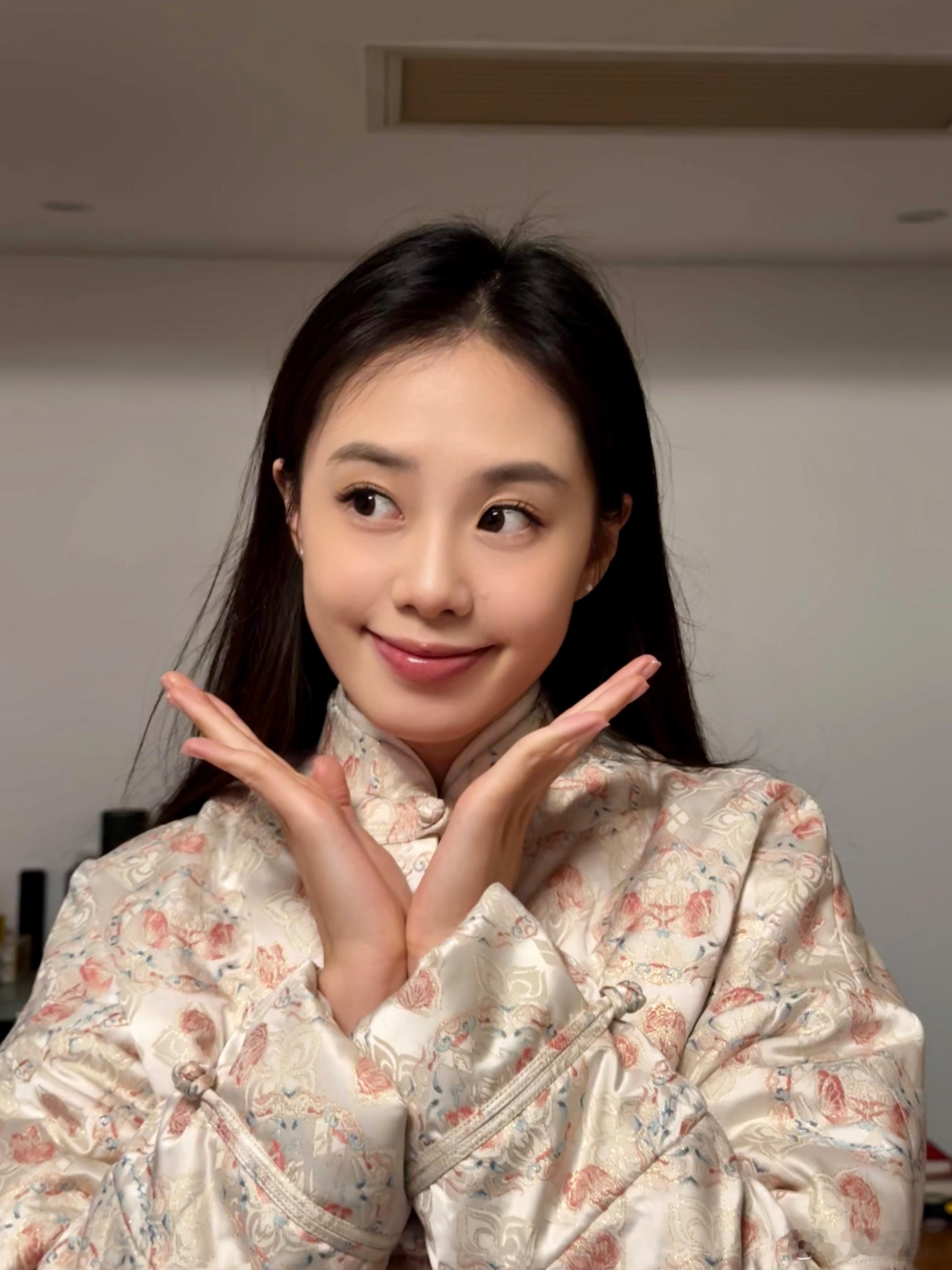 爱与浪漫从不缺席，与你在一起的每一刻都值得记录。2月14日，爱的模样#。  ​​