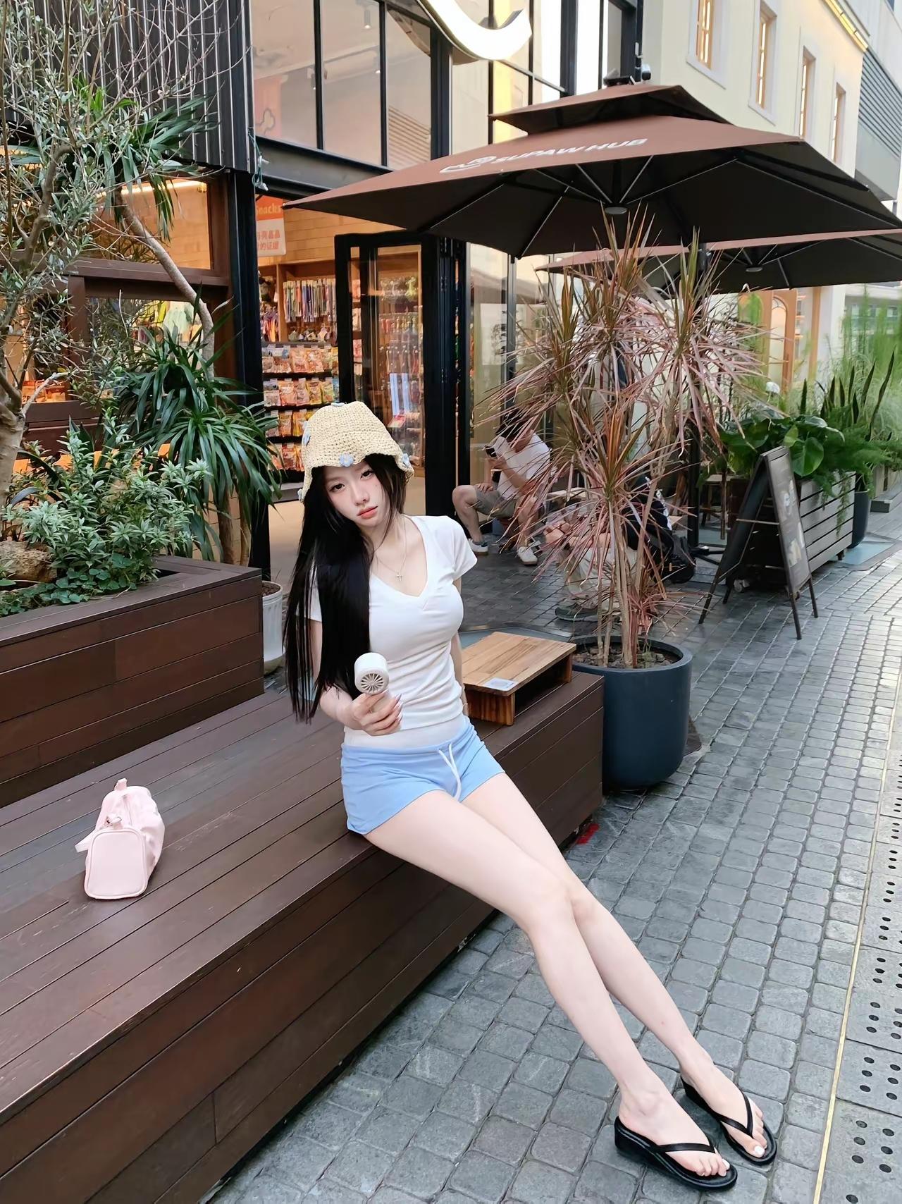 核心公式：米白V领短袖+浅蓝抽绳短裤+草编渔夫帽+黑色人字拖=干净松弛少年感
​