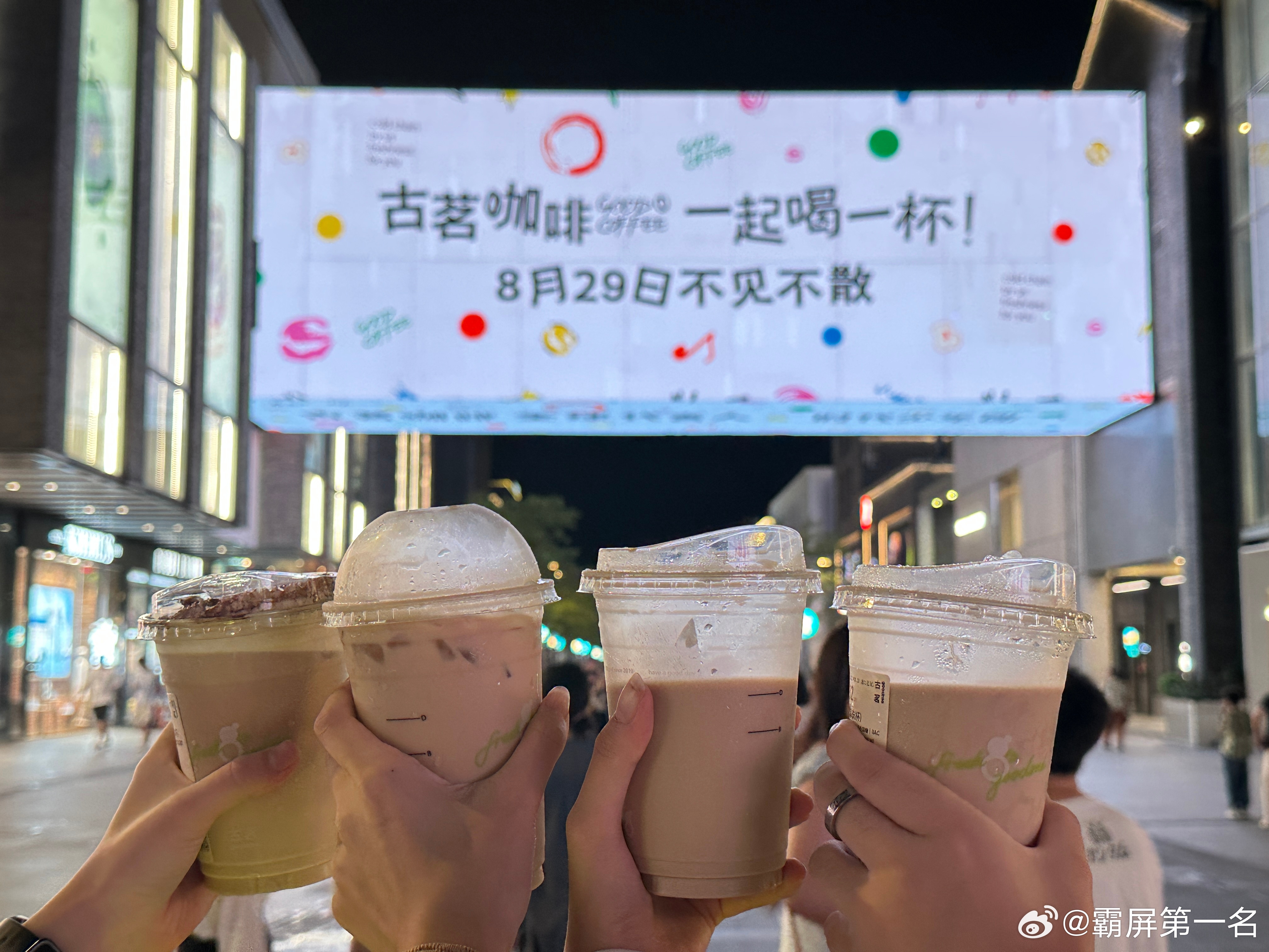 时团点亮西子廊桥 灯火如约绽放于西子廊桥，夜色之下风景动人。现场早已挤满热情的粉