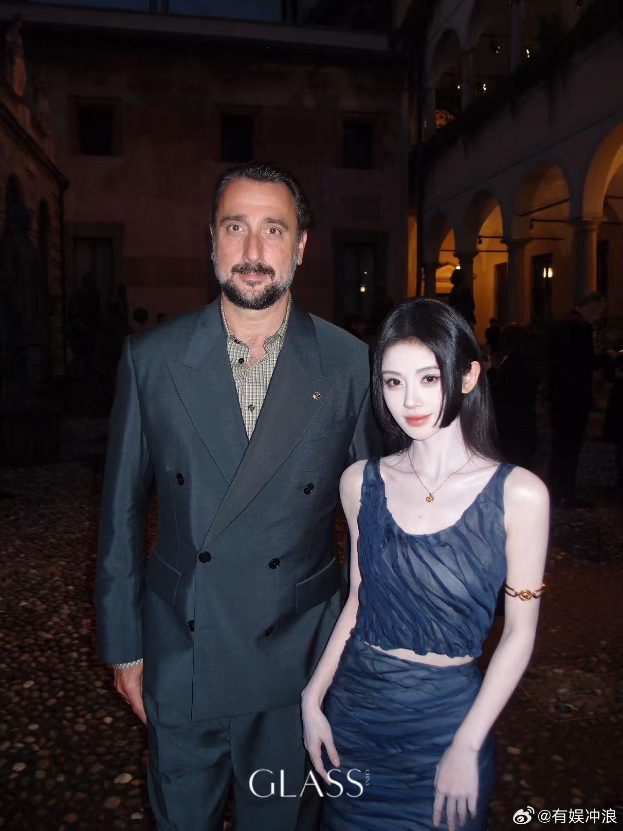 范思哲CEO与鞠婧祎合影鞠婧祎范思哲CEO合影范思哲CEO与鞠婧祎合影，可以可以