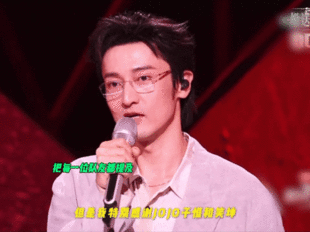 王传君披哥赛场反差感披哥名场面藏着王传君的反差感。作为演员自带沉静气场，在场边观