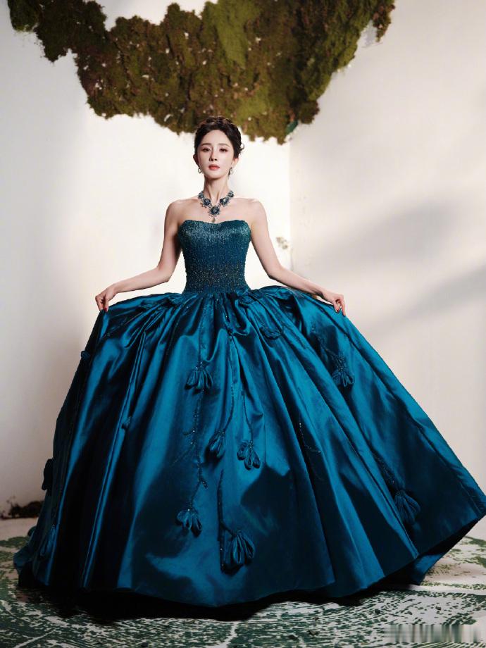 杨幂 蓝孔雀女王今日份美神降临非杨幂莫属🤩 ​​​