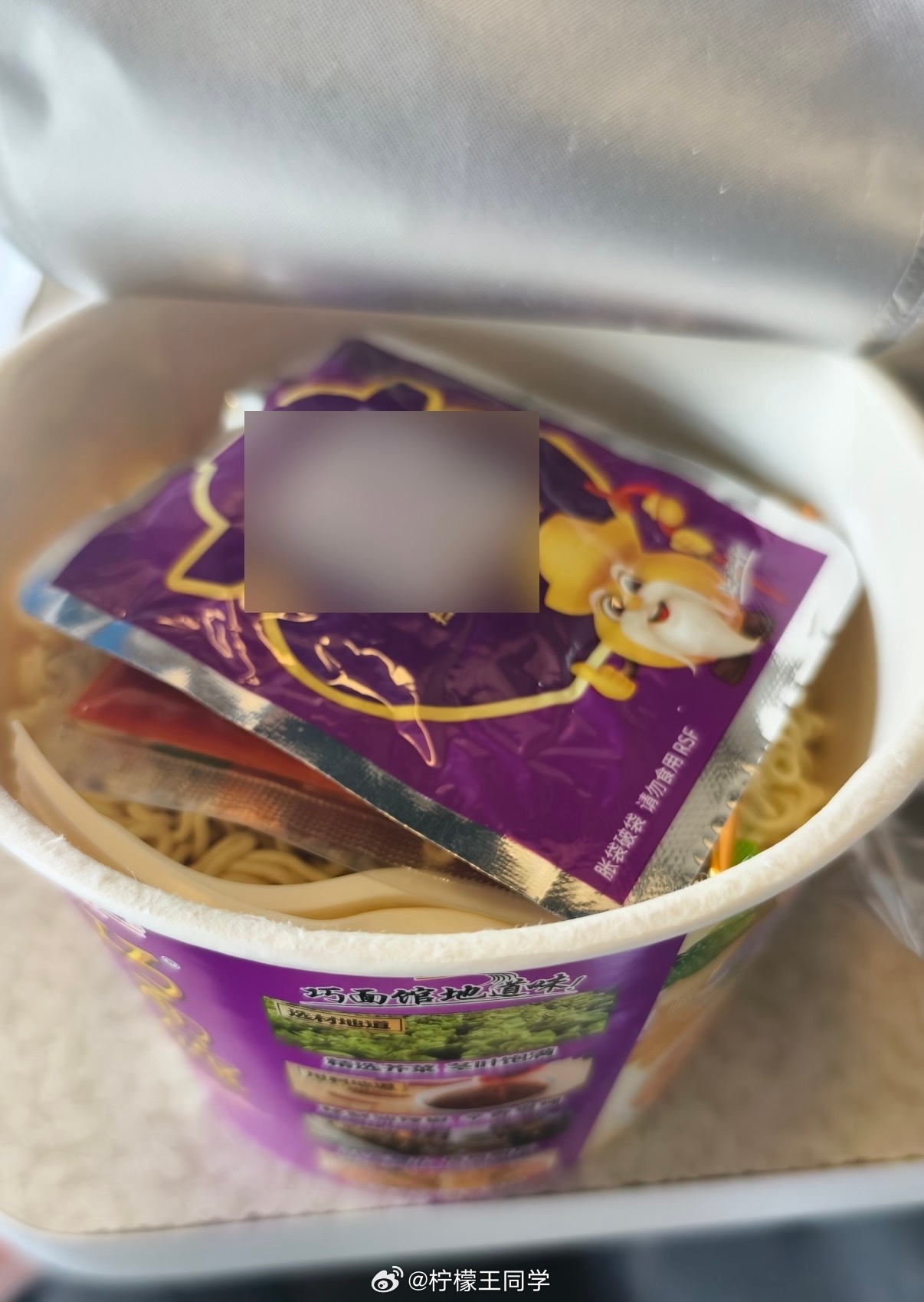 老坛酸菜 脚踩这些做泡面的，还以为你们求生欲很强，为了获得消费者的信任，每一包酸