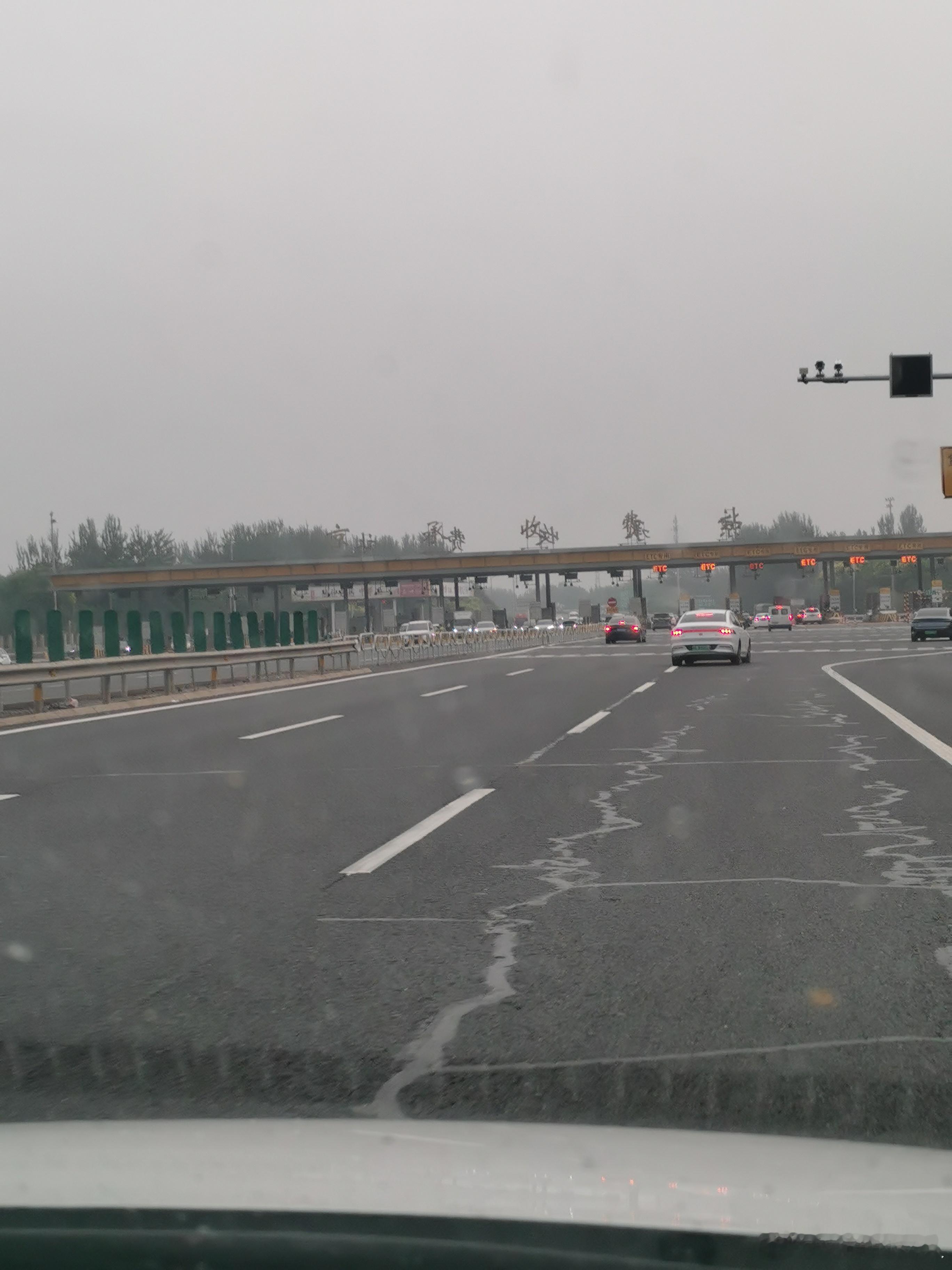 生活手记 五点起床六点出发，市区太热，开车回怀柔农家小院，现已到京承收费站。 北