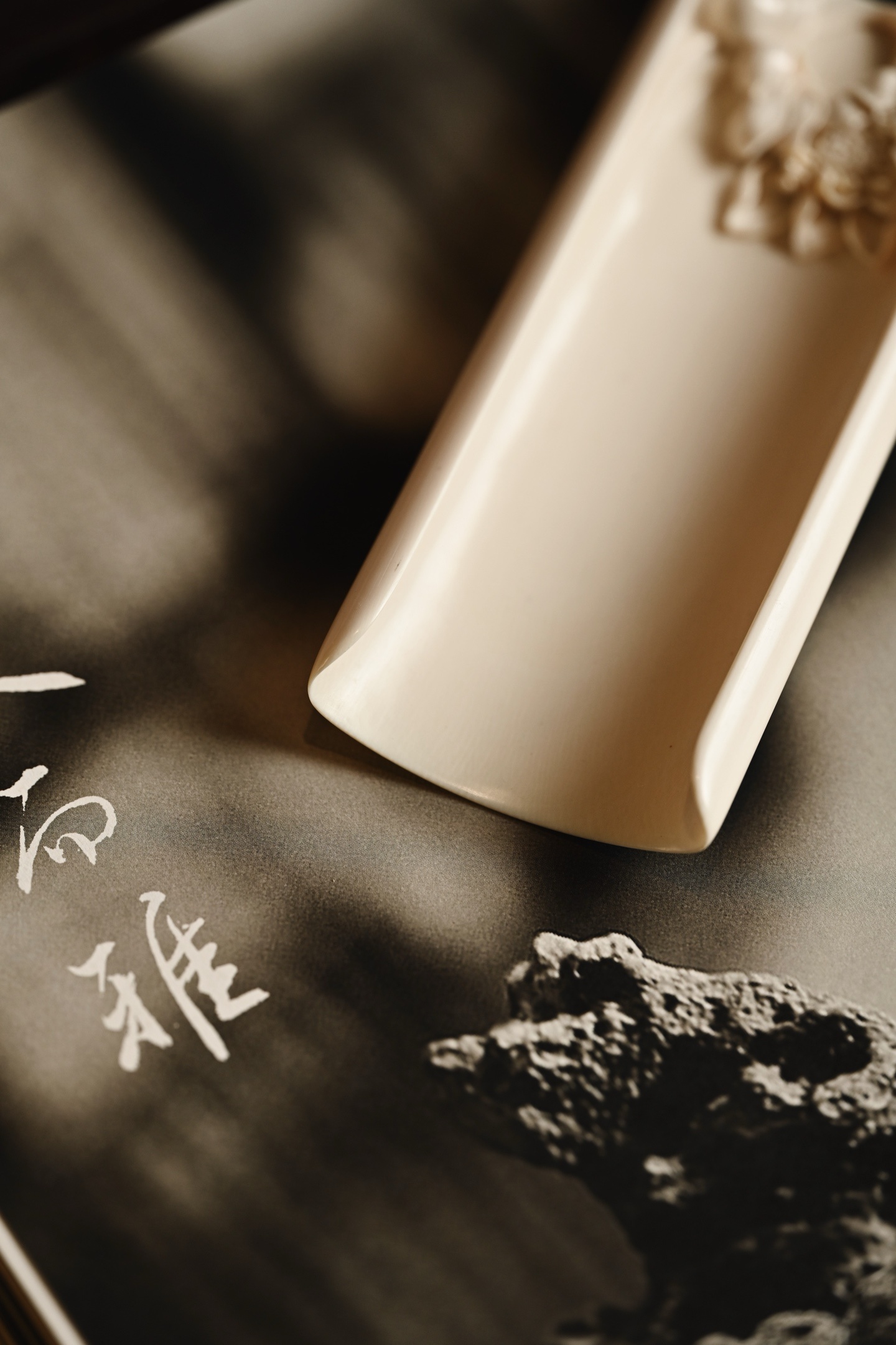 猛犸 | 清莲 茶则整料雕琢，料质细腻莹润，经典弧边敞口制式，两侧微微翻卷，高浮