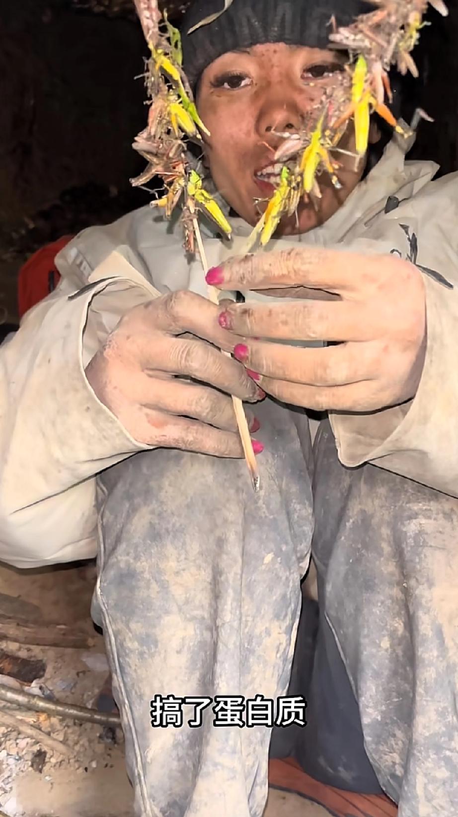 见过狠的，没见过这么狠的，红光满面，到处脱笑，居然是唯一没退赛的女生。这个在野外