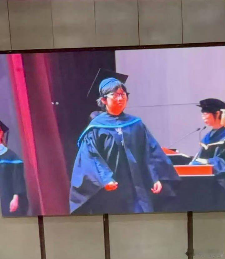 谁教拉宏这么毕业的细看拉宏整套毕业小设计全是小心思💡不按常理出牌的创意太亮眼，