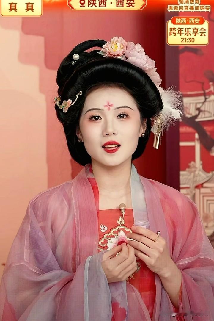 与辉同行真真绝对是潜力股。
在西安新家亮相颜值担当，不是大女主的酷感，是小女子娇