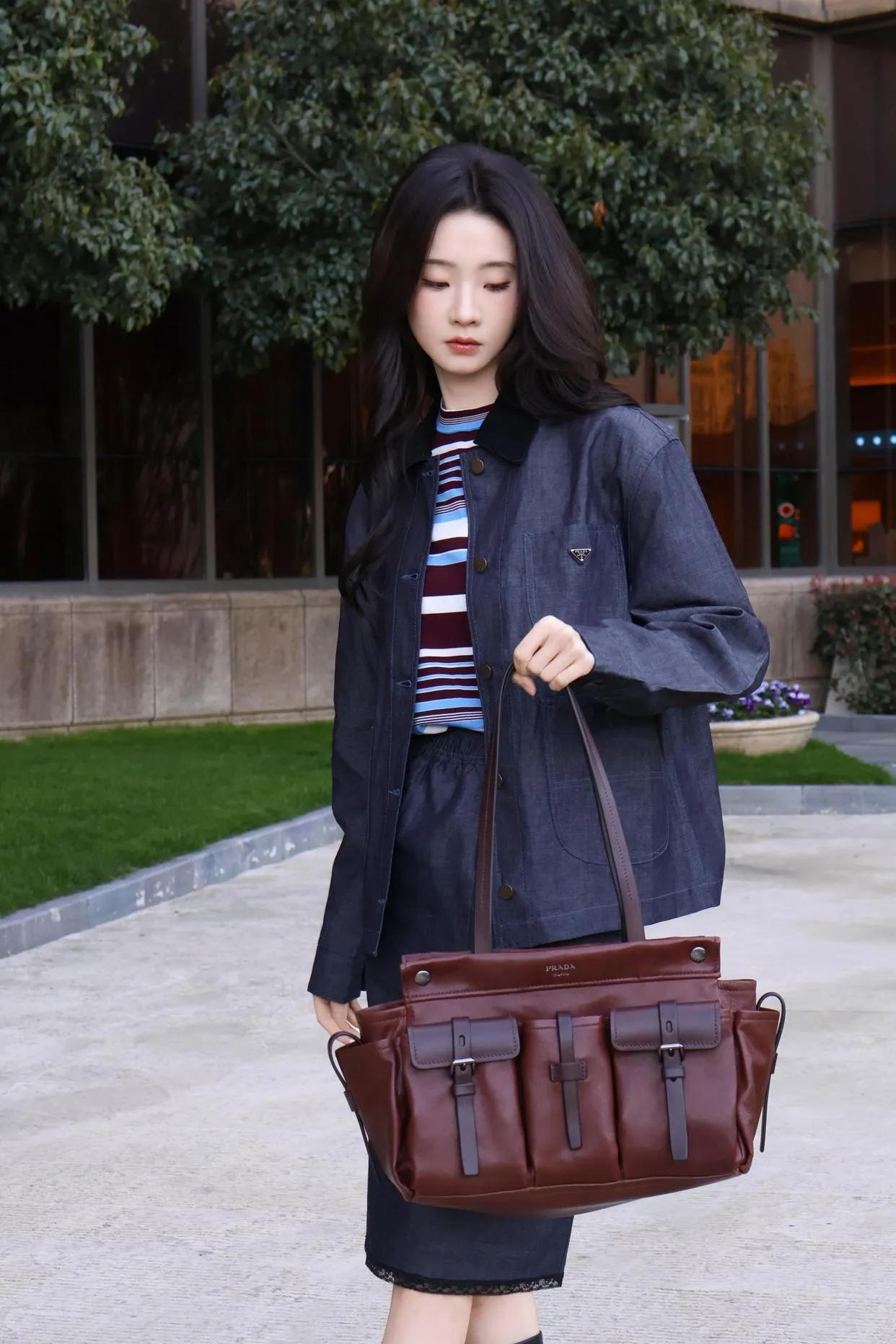 谁懂啊！张艺凡这套牛仔look太戳我了✨ 简约又高级，条纹内搭点亮整体，骑士靴+