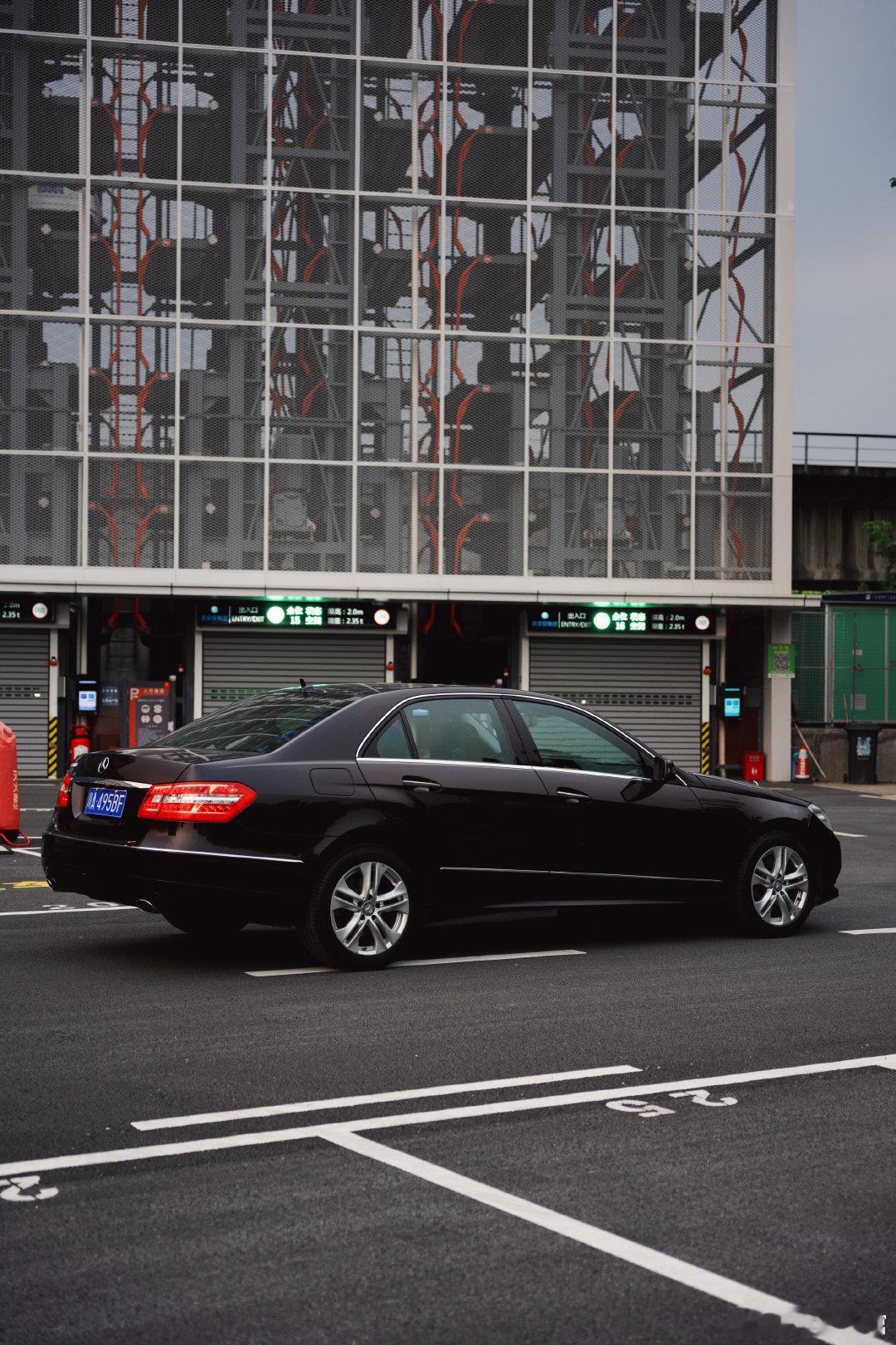 2010 E300 W212这是一款我已经再熟悉不过的汽车了，近几年经手的辛德尔