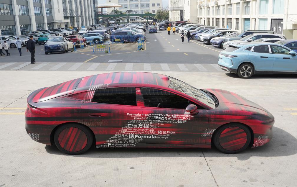 方程豹最新轿车路透，还没命名先看看造型吧。车身没有头重脚轻、比例协调，是轿跑该有