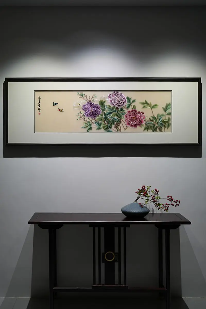 蝶绕繁花开吉运，一轴锦绣满堂春 柔丝织蝶绕牡丹，走线分瓣层丰盈、蝶翼轻...
