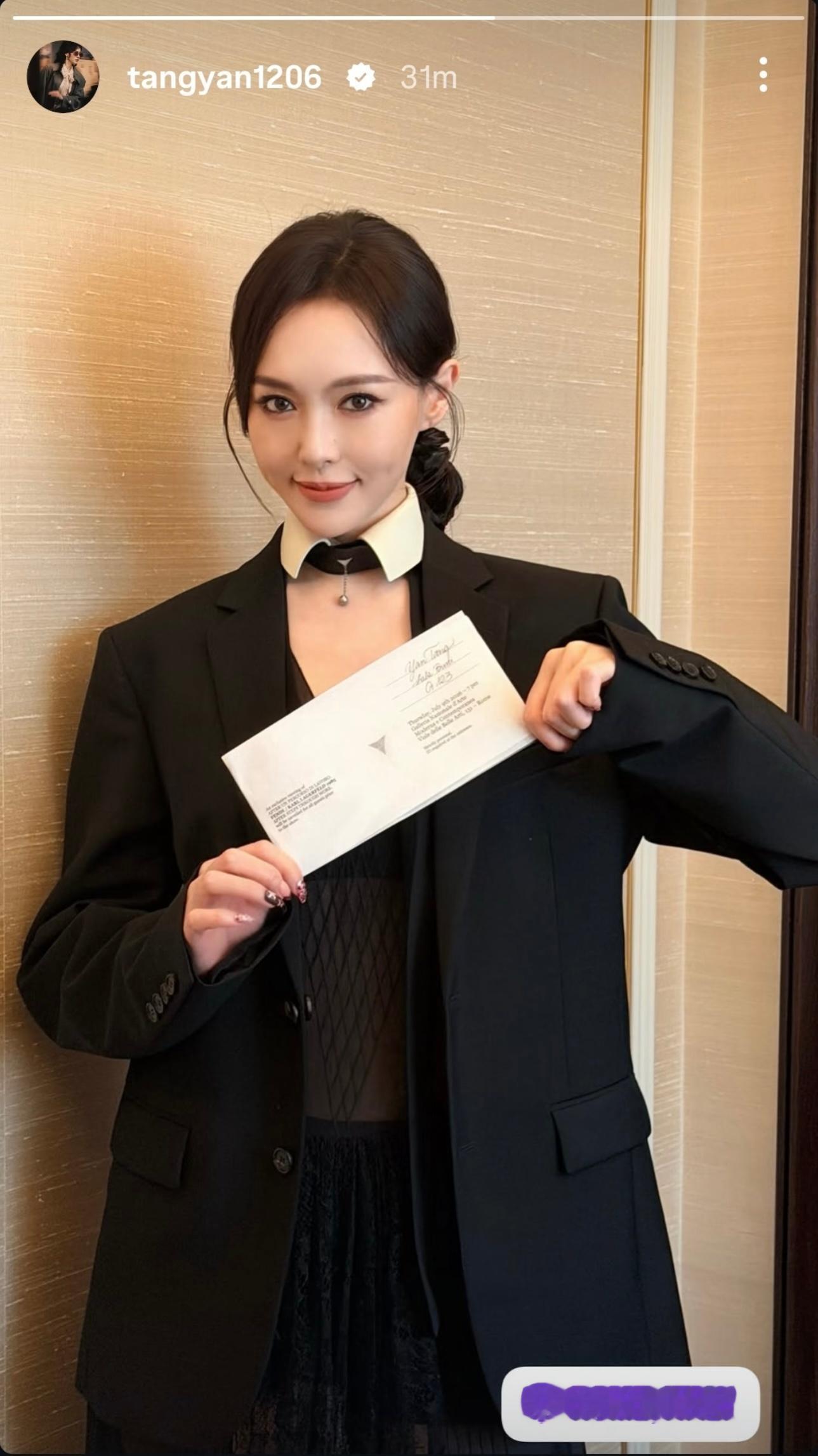 姐姐发 ins 了手拿邀请函 美的哇唐嫣fendi高定秀造型 唐嫣