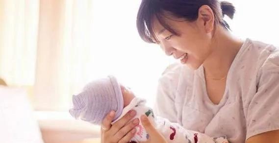 重庆一对年轻小夫妻，因工作繁忙无暇照顾年幼孩子，通过正规渠道聘请保姆在家专职带娃