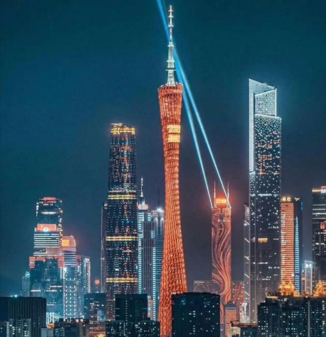 .别再说中国落后了，出一趟国就会发现，中国的城市才是现代化的城市！美国实力世界不
