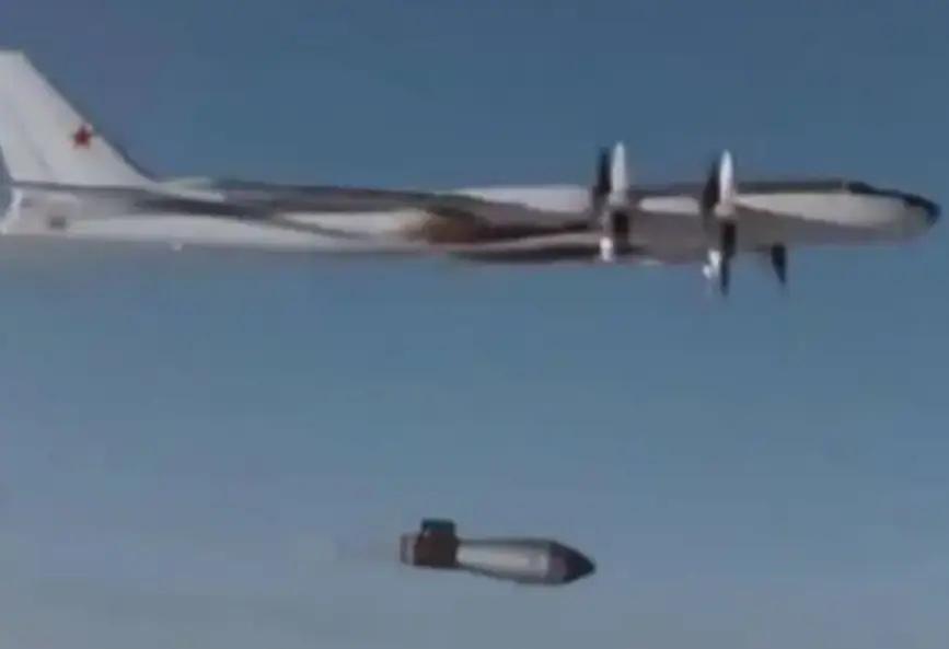 一个西班牙农民用脚踩灭了一团火焰，他不知道的是，自己踩的是一枚足以毁灭方圆15公