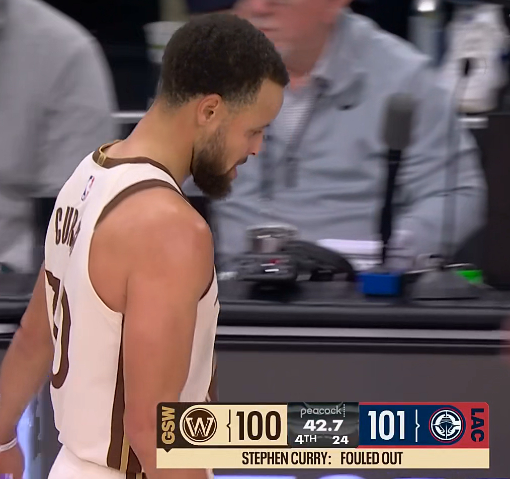 库里这捞一把做什么呢？直接六犯出去了…nba