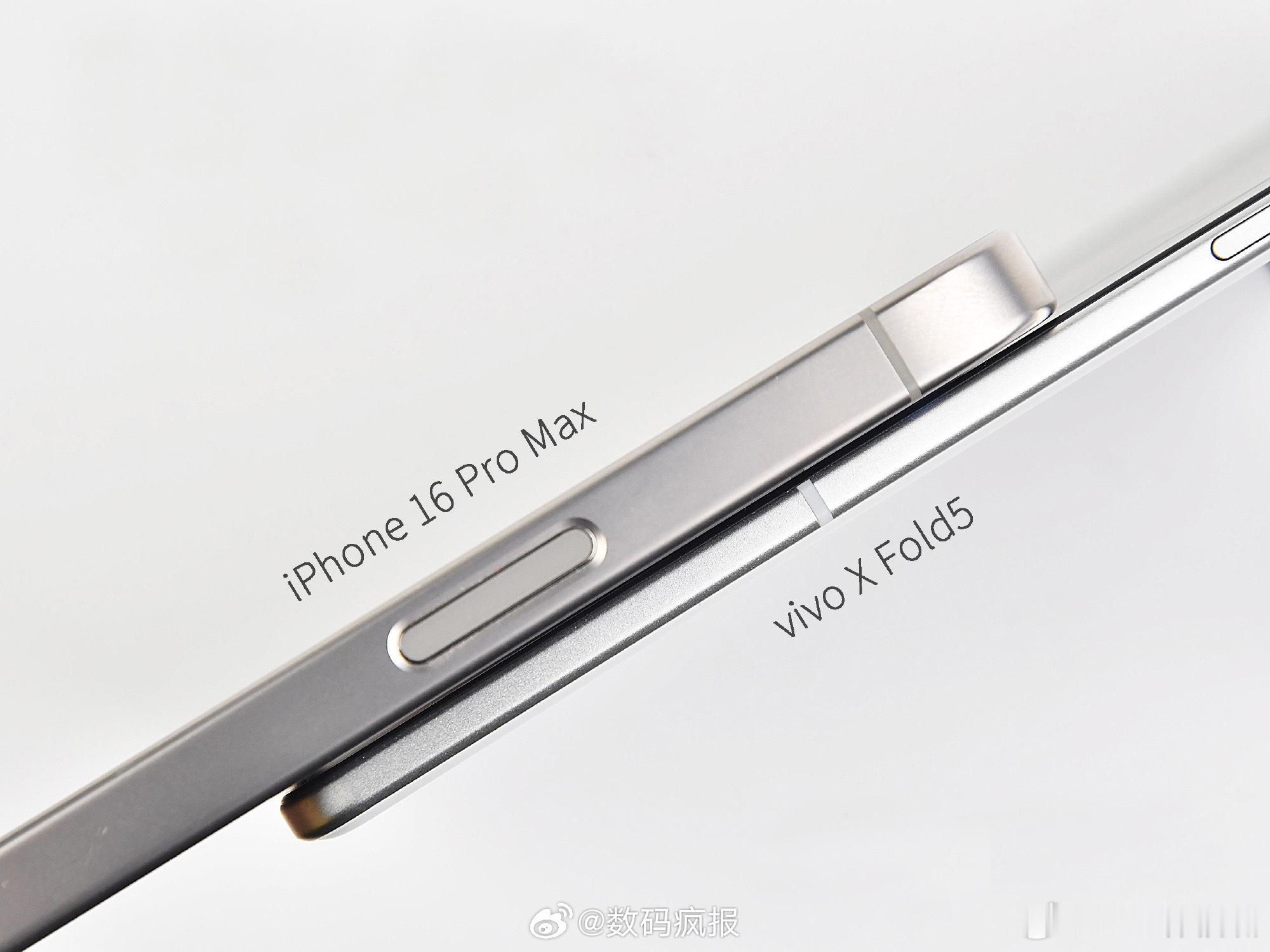 图1：vivo X Fold5 展开对比 iPhone 16 Pro Max图2