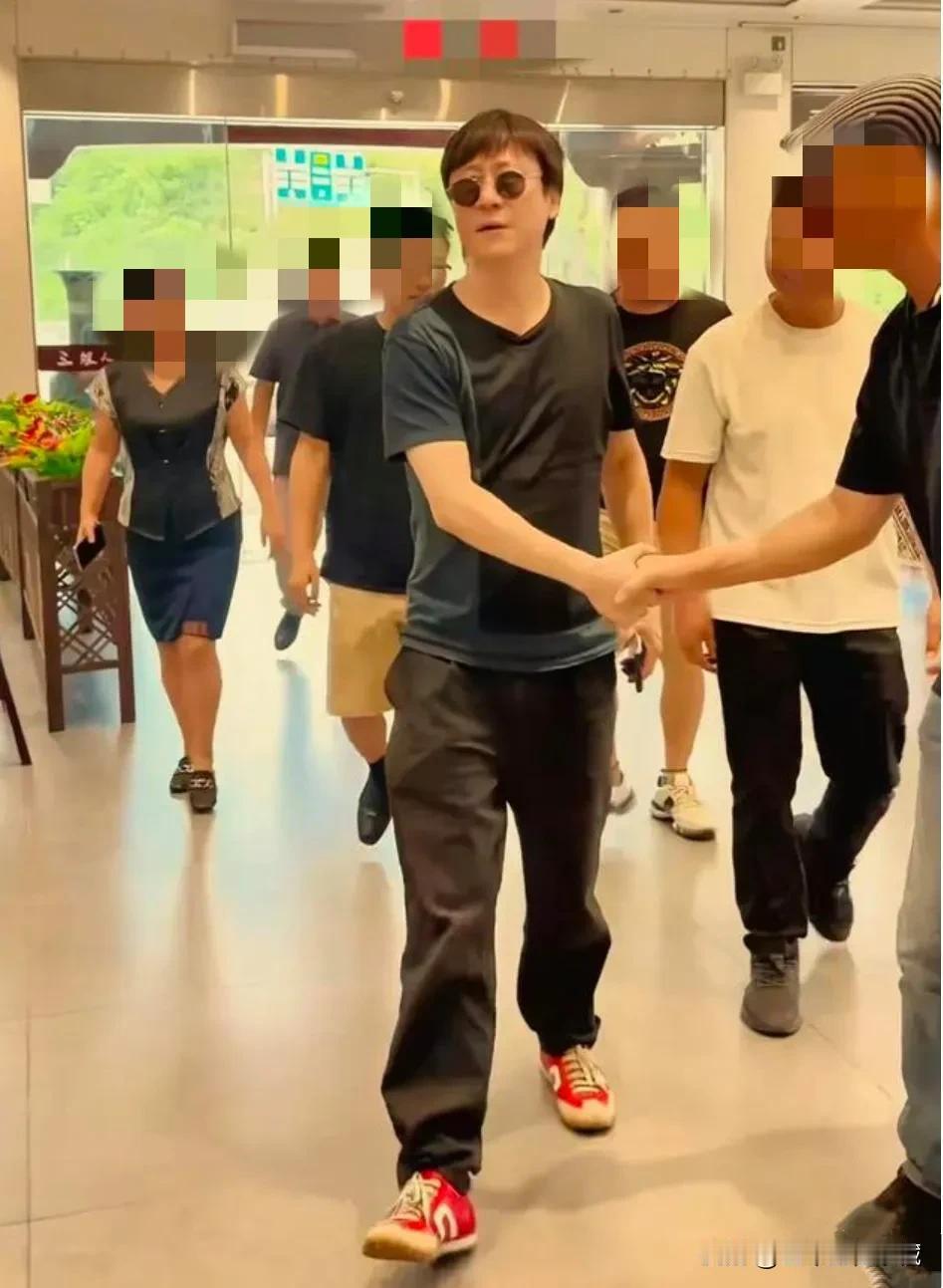 久未现身的男神、曾经的春晚长客著名歌手解晓东现身安徽黄山风景区，一改往日不修边幅