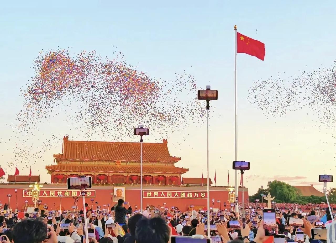 天安门广场新年首场升旗仪式：4.6万群众迎晨光祝福祖国
天安门广场零下八摄氏度的