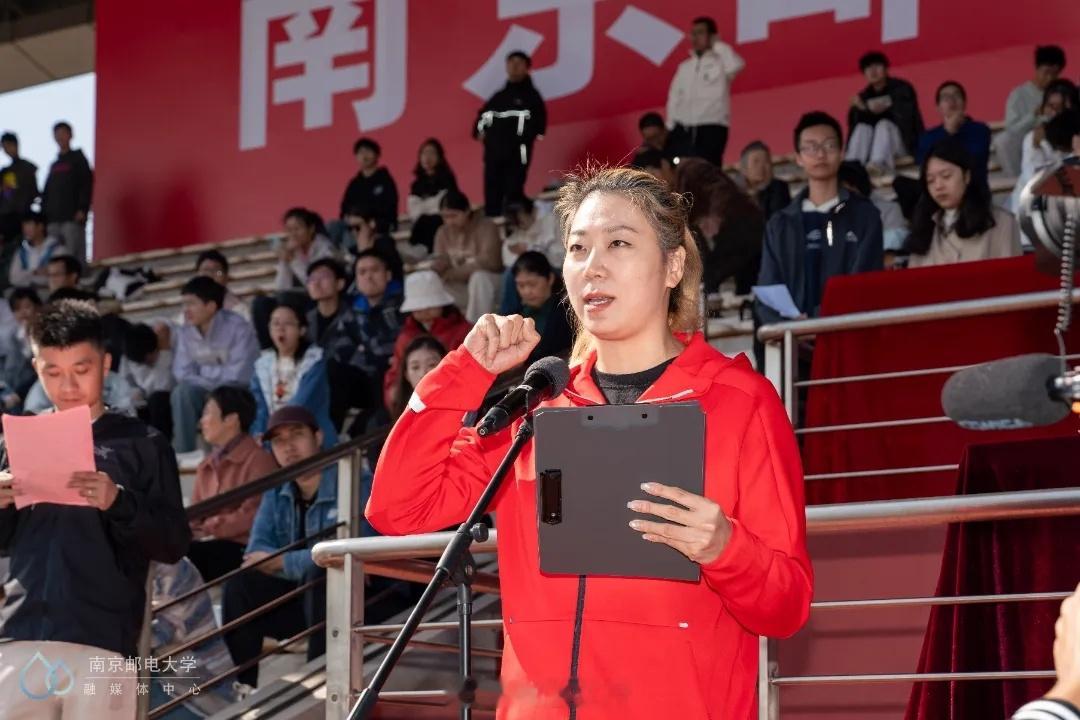 南京邮电大学运动会，已经入职南邮的杨珺菁，作为裁判员代表在开幕式上宣誓！中国女排