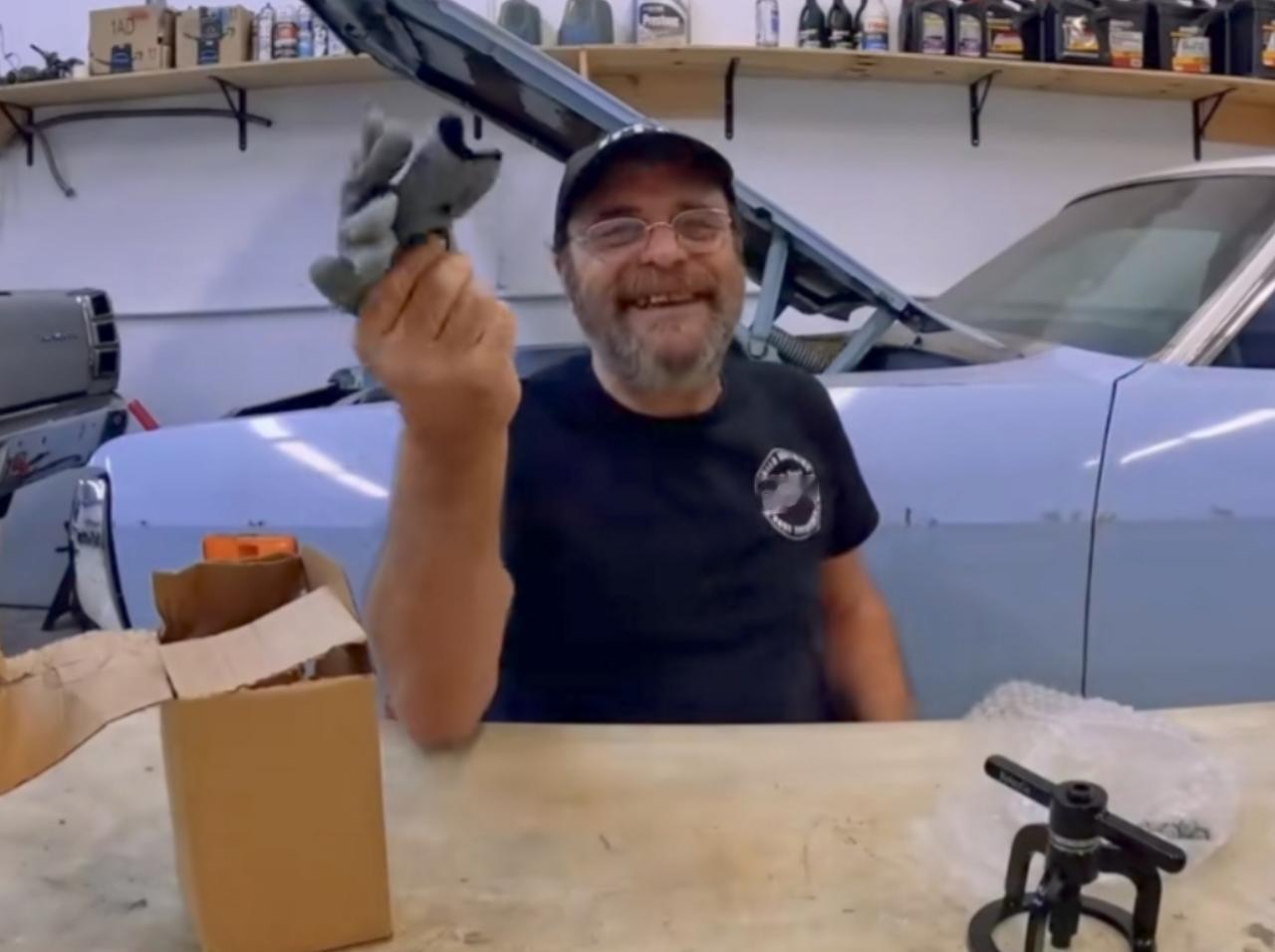 美国一个维修工，被中国商家的赠品整破防了！

他在中国订购了一个汽车维修工具，打