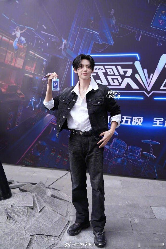 王琳凯不语只是一味饭撒打歌2026打歌2026上班路透来袭，小鬼对着粉丝比心，简