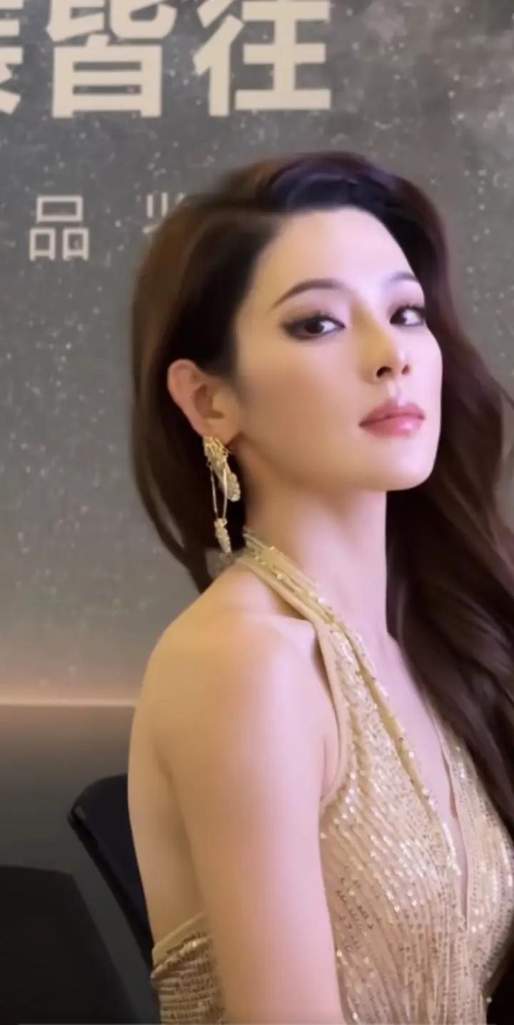 长发飘飘洒洒，眼神透露出霸气，这妹子要是能出道，就是王炸！