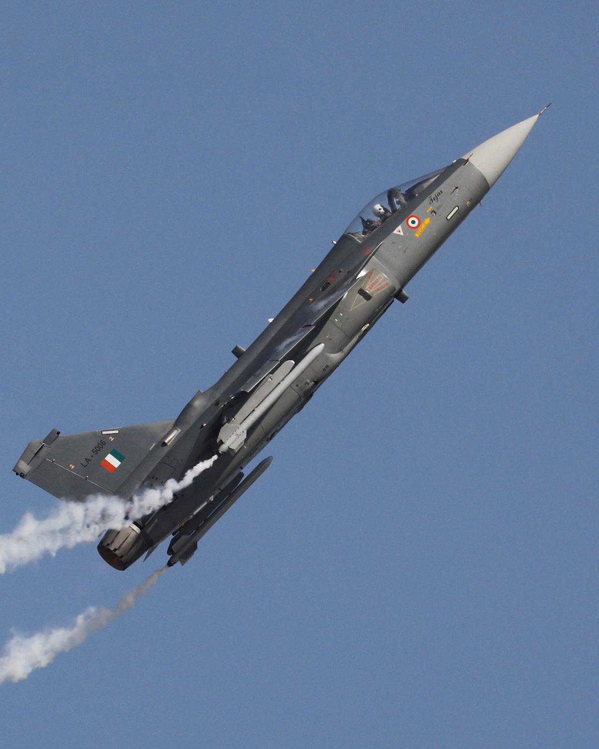 印度空军一架“光辉”战斗机在飞行表演中坠毁，飞行员不幸遇难。
此前有关于漏油导致