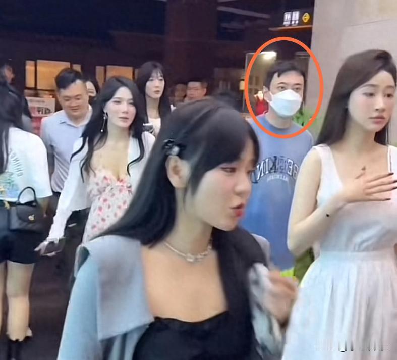 王思聪带30位网红现身海南，吃喝玩乐，引无数人羡慕
小王前几天又豪放了一把，带着