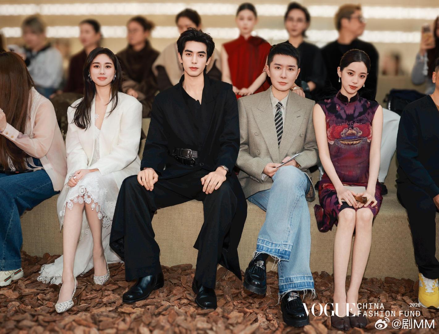 宋威龙欧阳娜娜何超欣刘冲合照宋威龙欧阳娜娜何超欣刘冲合影 宋威龙欧阳娜娜何超欣刘